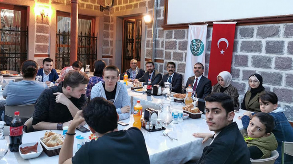 MHP Genel Başkanı, Büyüğümüz Sayın Devlet Bahçeli Beyefendinin Başdanışmanı Sayın Eyüp Yıldız'ın Katkılarıyla Osmaniye Vakfı'nın Ramazan Ayının 22. İftarı